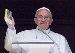 El Papa Francisco, con un evangelio en la mano./ Ap