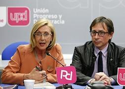 La portavoz de UPyD , Rosa Díez, junto al diputado de la misma formación política, Ramón Marcos. / Efe