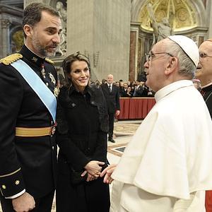 El Papa Francisco saluda al Príncipe Felipe y la Princesa Letizia. / Afp