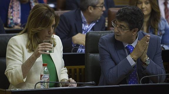 La presidenta andaluza, Susana Díaz, junto al vicepresidente Diego Valderas (d).