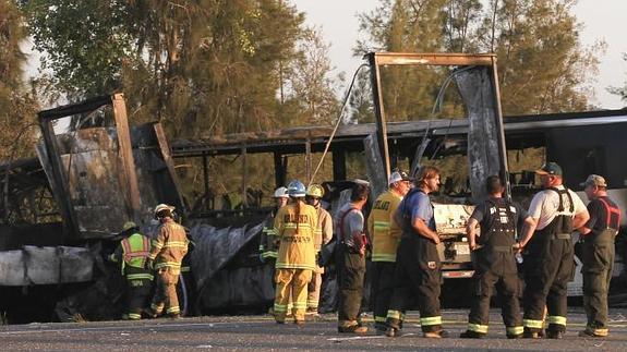 Rescatistas, policías y bomberos, en el lugar del siniestro. 