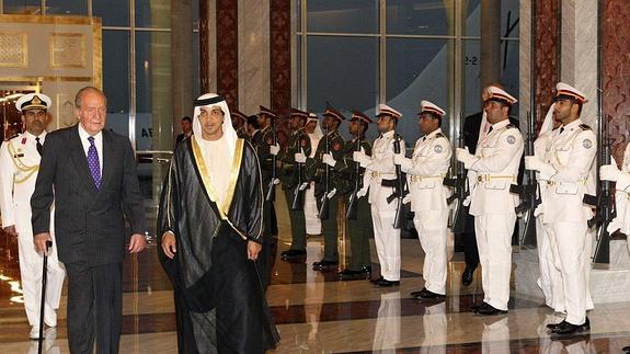 El Rey es recibido por el ministro de Estado Sultán al Yaber en el aeropuerto de Abu Dabi.