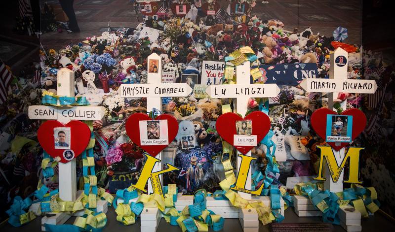 Cruces con los nombres de varios de los muertos en el atentado de Boston