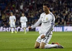 Cristiano se reincorpora del suelo. / Gerard Julien (Afp)