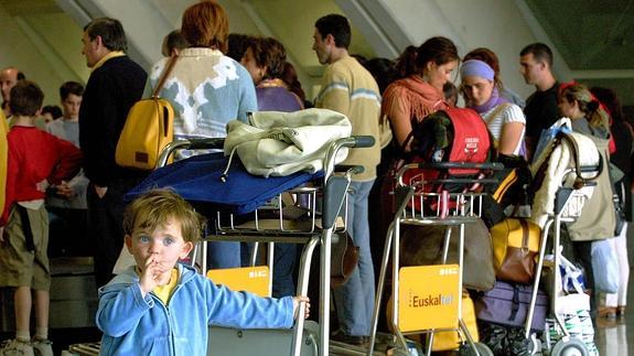 Una familia hace cola en el aeropuerto. 