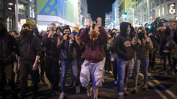 Un grupo de jóvenes, en la Gran Vía de Madrid. 