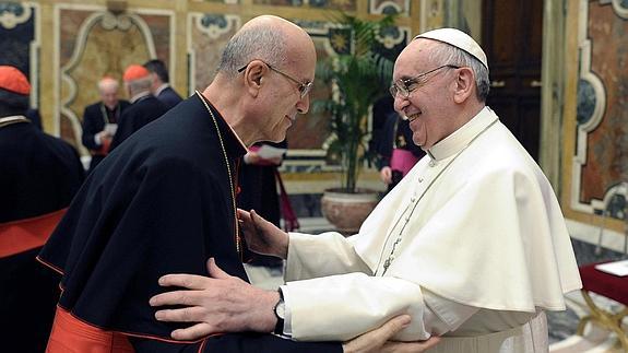 El papa Francisco (d) saluda al cardenal italiano Tarcisio Bertone. 