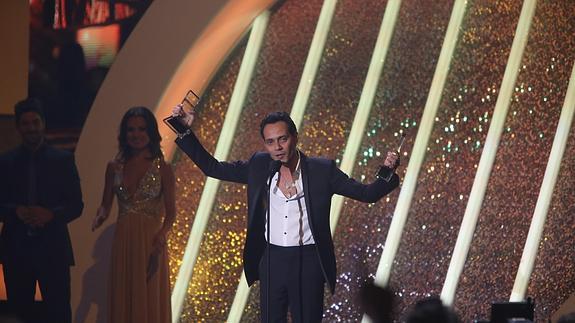 Marc Anthony recoge uno de los premios.