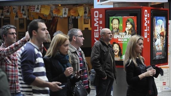 Colas para ver 'Ocho apellidos...'.