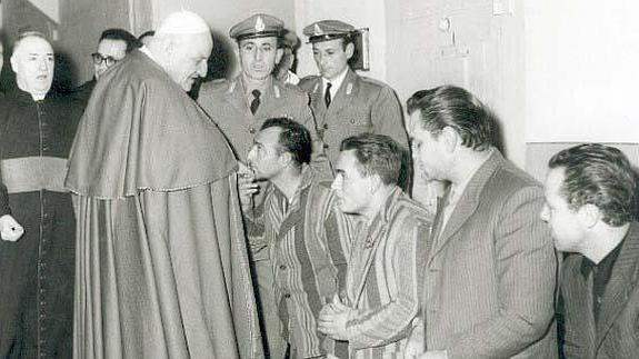 El Papa Juan XXIII, visitando a unos reclusos en una imagen de archivo.