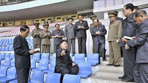 Kim Jong-un, rodeado de 'escribanos'. 