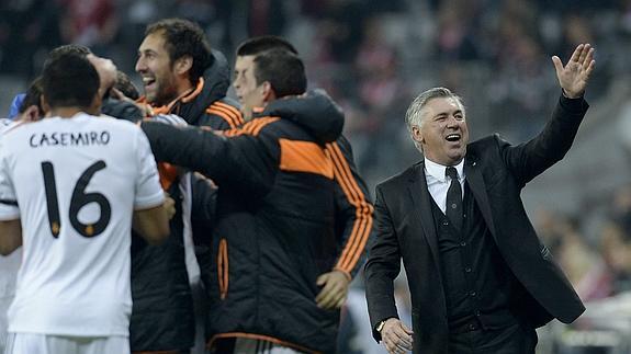 Ancelotti celebra el pase. 