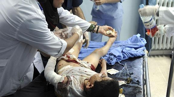 Un niño herido recibe tratamiento en un hospital de Damasco. 