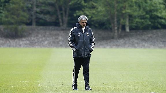 Mourinho, durante un entrenamiento del Chelsea. 