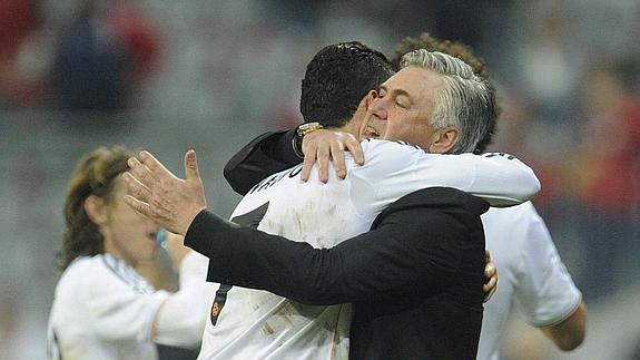 Cristiano y Ancelotti se abrazan tras lograr el pase a la final. 