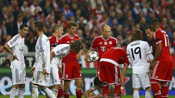 Xabi Alonso se lamenta por la amarilla instantes antes de que Proença se la enseñase 