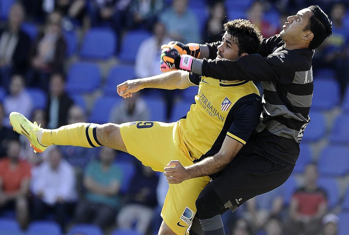 Keylor Navas (d) despeja el balón ante Diego Costa. 