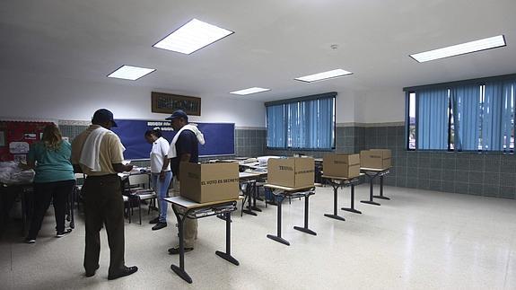 Interior de un colegio electoral. 