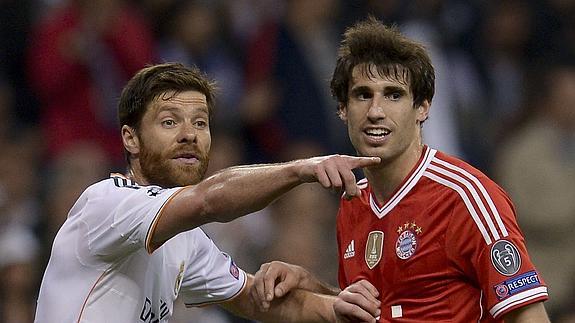 Alonso, junto a Javi Martínez. 