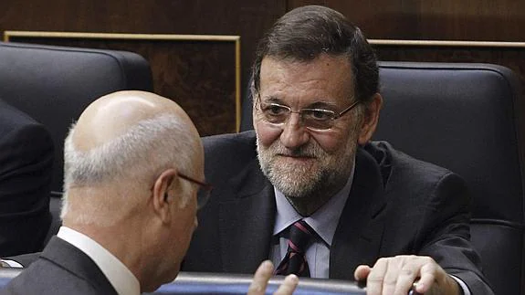 Rajoy conversa con Duran Lleida. 
