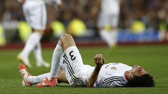 Pepe se duele en un partido.