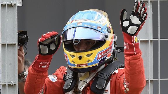 Alonso saluda en Montmeló 