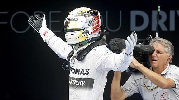 Hamilton celebra su triunfo en Montmeló. 