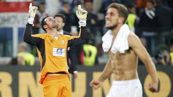 Varios jugadores del Sevilla celebran su título en la Liga Europa. 