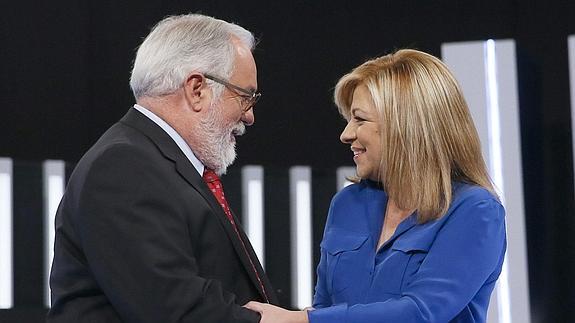 Cañete saluda a la candidata socialista a las elecciones europeas, Elena Valenciano. 