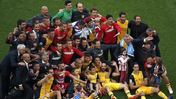 Los campeones celebran el título. 