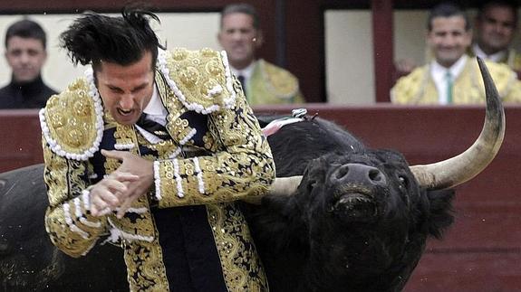 David Mora, cogido por el primero de sus toros 