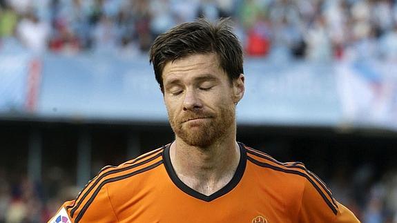 Xabi Alonso se retira del terreno de juego.