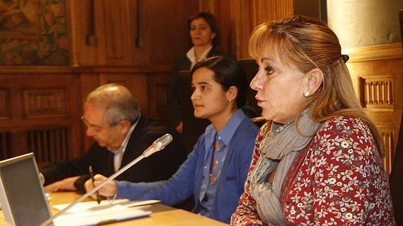 Triana Martínez, junto a Isabel Carrasco. 