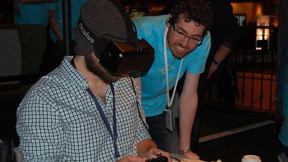 Un joven prueba Oculus Rift.