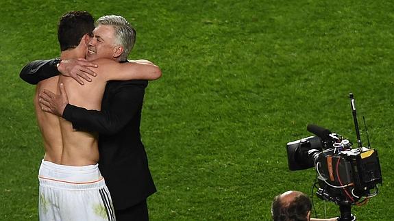 Cristiano (i) y Ancelotti se abrazan tras el partido. 