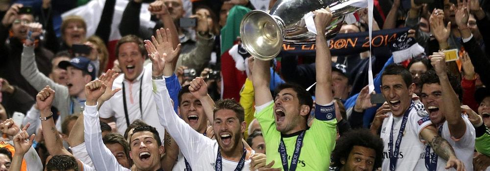 Casillas levanta el trofeo de campeones de Europa. 