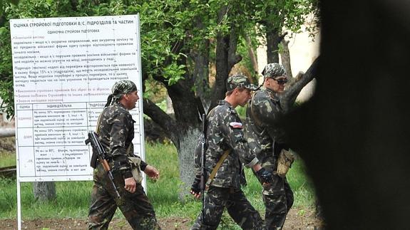 Milicianos prorrusos desplegados en Lugansk. 