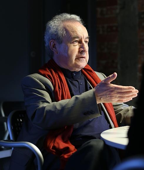 El escritor irlandes John Banville, durante una entrevista en Bilbao. 