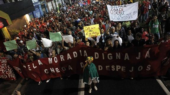 Gente protestando en las calles de Sao Paulo.