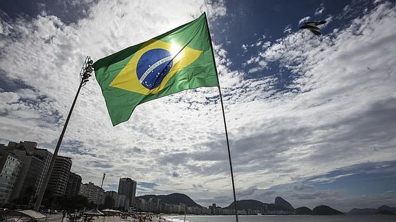 La bandera de Brasil, al sol.