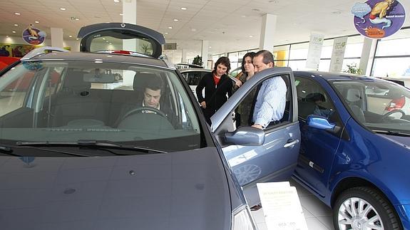 Venta de coches en un concesionario. 