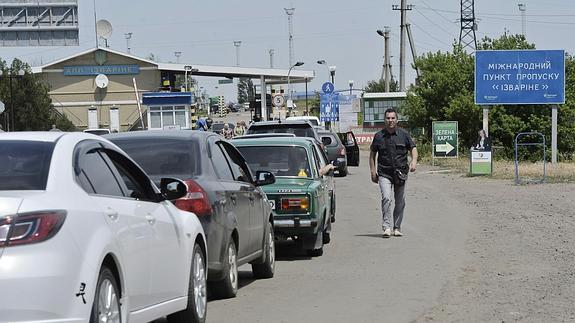 Hilera de coches en la frontera entre Ucrania y Rusia en la región de Lugansk. 