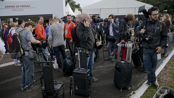 Periodistas asisten a un entrenamiento de la selección española. 