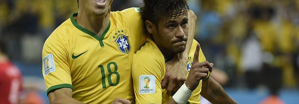 Hernanes (i) y Neymar celebran un gol contra Croacia. 
