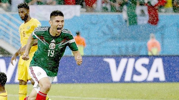 Oribe Peralta celebra su gol ante Camerún. 