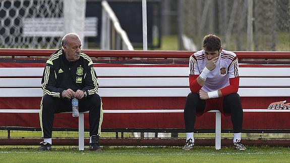 Del Bosque (i) y Casillas hablan antes del entrenamiento. 