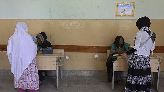 Dos mujeres afganas votan en Kabul.