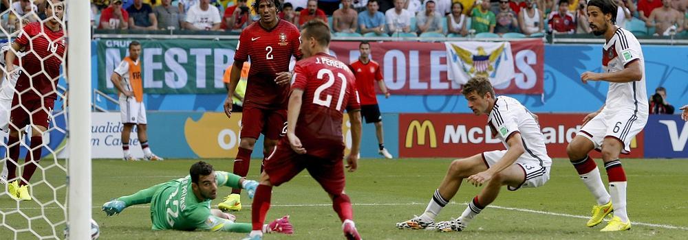 Müller celebra uno de sus goles. 