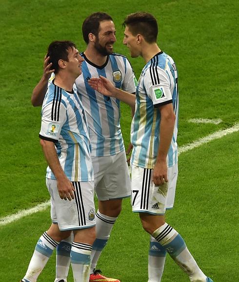 Higuaín felicita a Messi. 