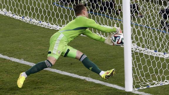 Akinfeev no consigue evitar el gol de Corea. 